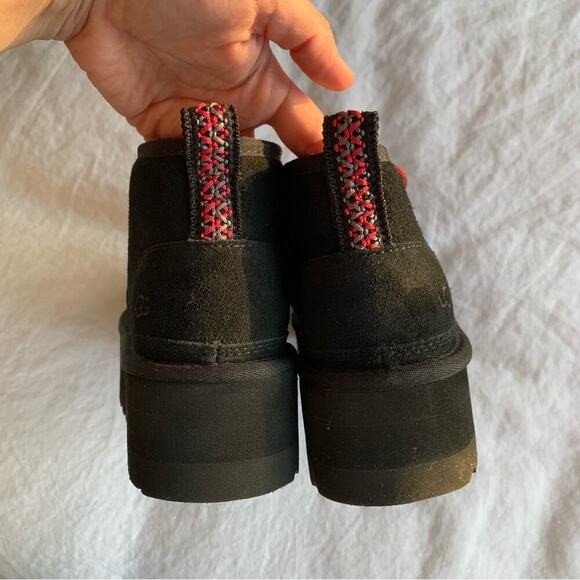UGG Neumel Heritage Platform Suede Sherpa Tie Mini Ankle Bootie Boots Black Red - Picture 4 of 9